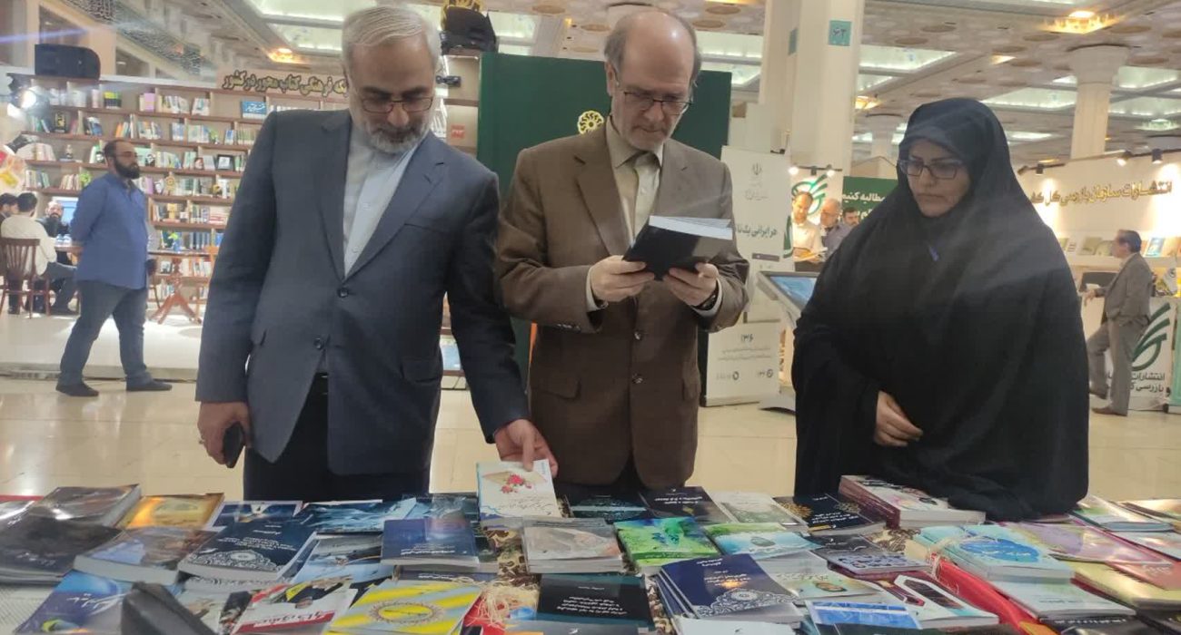 رایزن فرهنگی ایران در اسپانیا از غرفه انتشارات حوزه مشق دیدن کرد