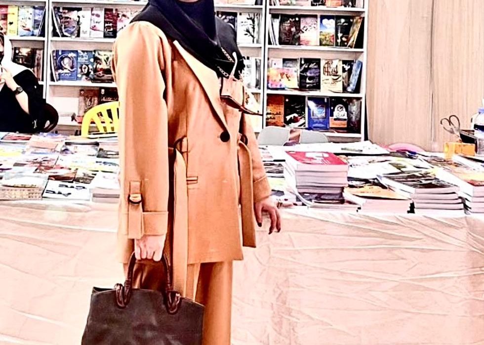 اثری از المیرا پناهی درین کبود از شاعران انتشارات حوزه مشق