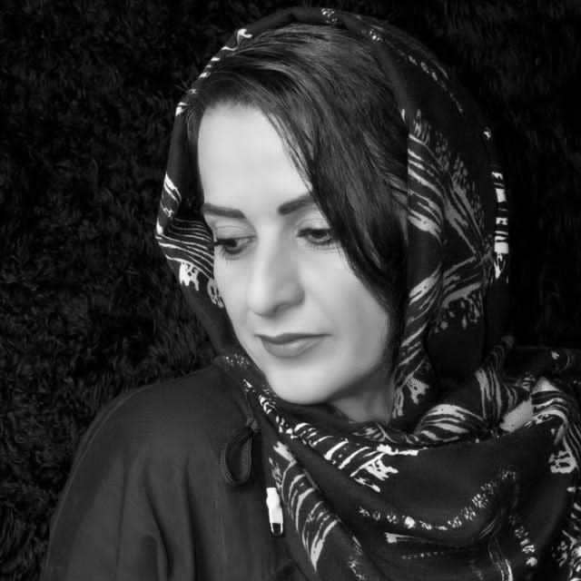 مهناز نیکفر بانوی واژه‌ها؛ صدایی که از دلِ سپیدی‌ها برمی‌خیزد